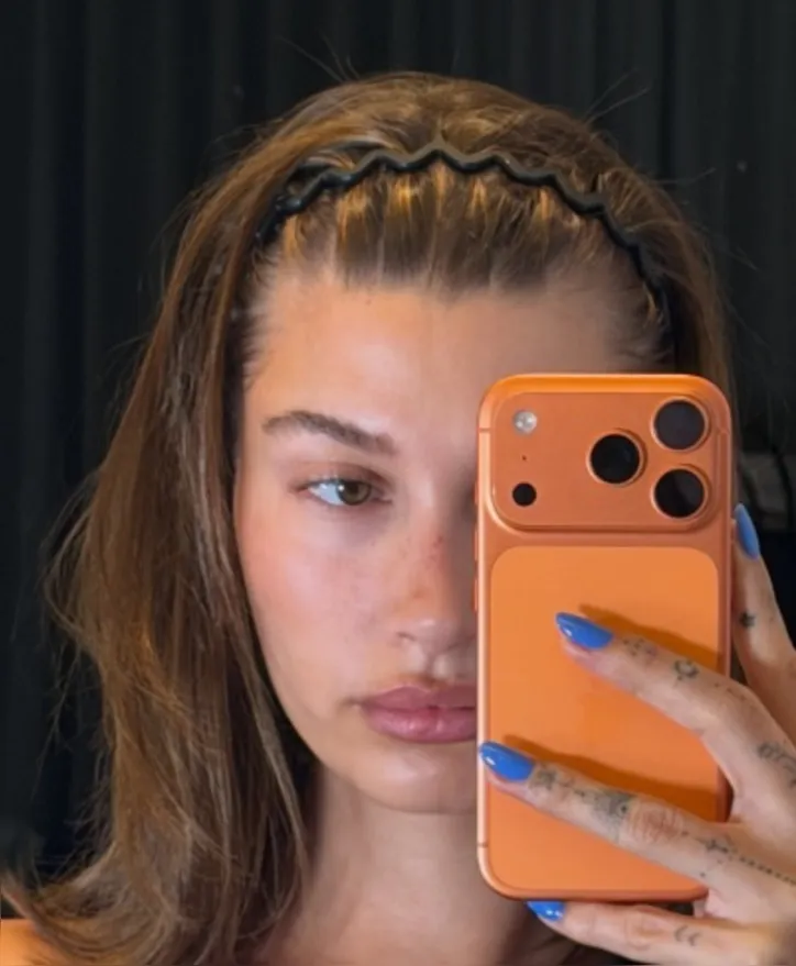 Imagem ilustrativa da imagem Hailey Bieber resgata icônica tiara ondulada