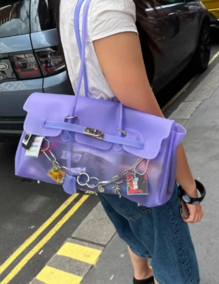 Imagem ilustrativa da imagem Jelly Firkin: a "Birkin" de plástico que virou febre