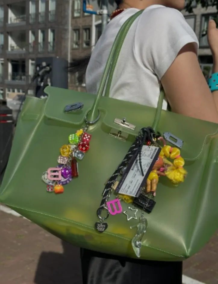 Imagem ilustrativa da imagem Jelly Firkin: a "Birkin" de plástico que virou febre
