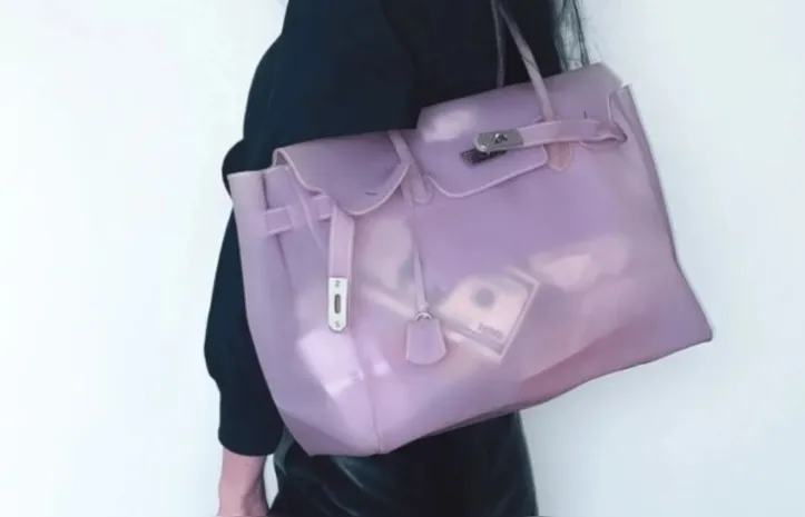 Imagem ilustrativa da imagem Jelly Firkin: a "Birkin" de plástico que virou febre