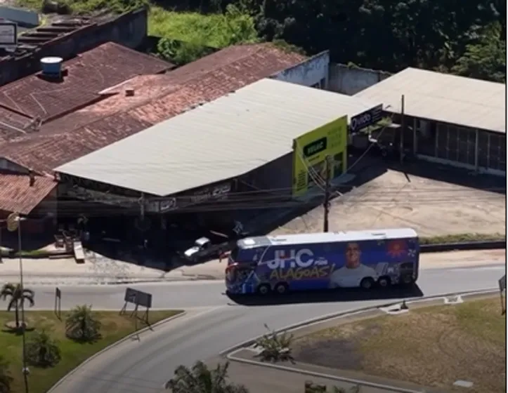 Imagem ilustrativa da imagem JHC ironiza críticas a ônibus de campanha após ação do MDB na Justiça