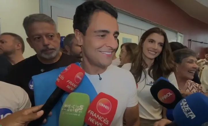 Ao desembarcar em Maceió, JHC celebrou a aliança com Arthur Lira