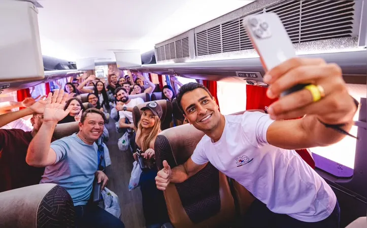 JHC reuniu um grupo de 40 jovens em seu ônibus de campanha