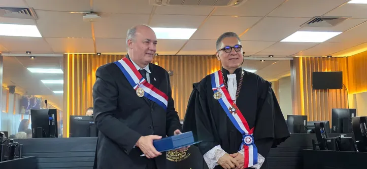 Imagem ilustrativa da imagem Josealdo Tonholo, reitor da Ufal, recebeu honraria das mãos do desembargador Jasiel Ivo