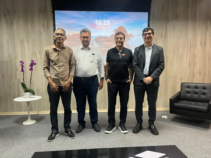 O presidente do Sinduscon-AL, JOSÉ NOGUEIRA, e o vice-presidente, ALFREDO BRÊDA, estiveram à frente de evento, na última quarta-feira, sobre os impactos da reforma tributária na construção, com palestras do advogado LUCAS BENTES e do consultor em gestão contábil e tributária CÍCERO TORQUATO
