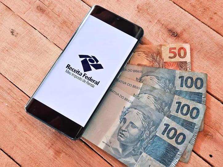 O dinheiro será creditado diretamente na conta vinculada à chave Pix do tipo CPF do contribuinte.