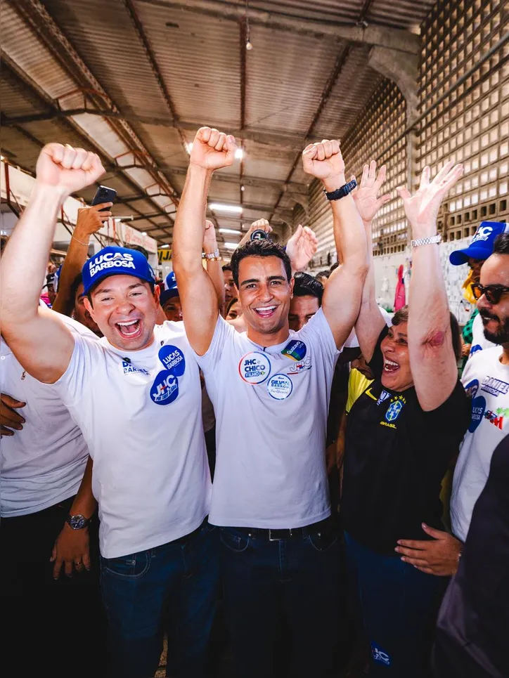 Lucas Barbosa, João Henrique Caldas e Célia Rocha caminharam juntos em uma feira livre de São Miguel dos Campos