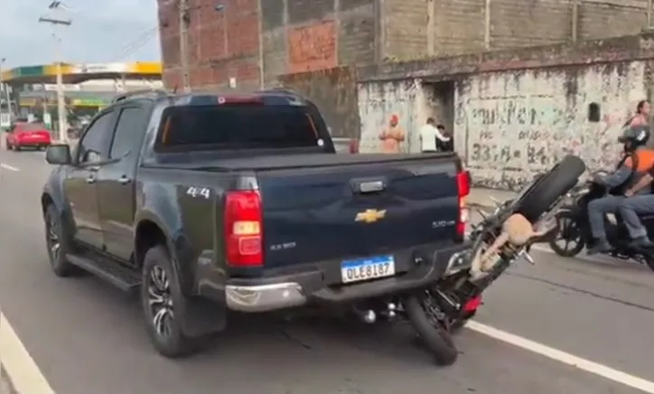 Moto fica presa em carro após acidente e trânsito fica lento na Assis Chateaubriand