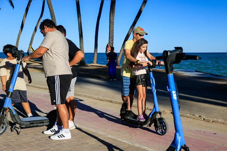 A frota na capital alagoana ultrapassa mil patinetes e conta com aproximadamente 400 bicicletas