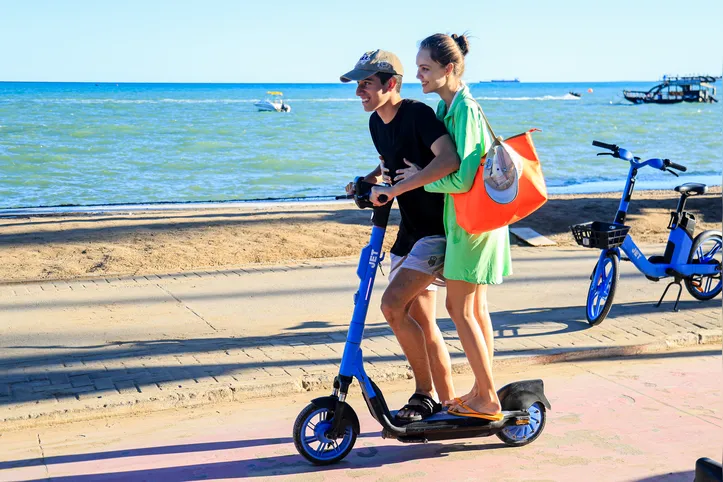 A frota na capital alagoana ultrapassa mil patinetes e conta com aproximadamente 400 bicicletas