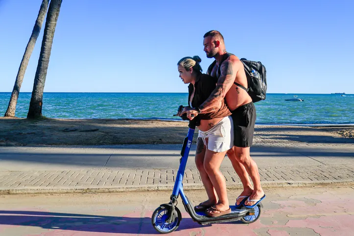 A frota na capital alagoana ultrapassa mil patinetes e conta com aproximadamente 400 bicicletas