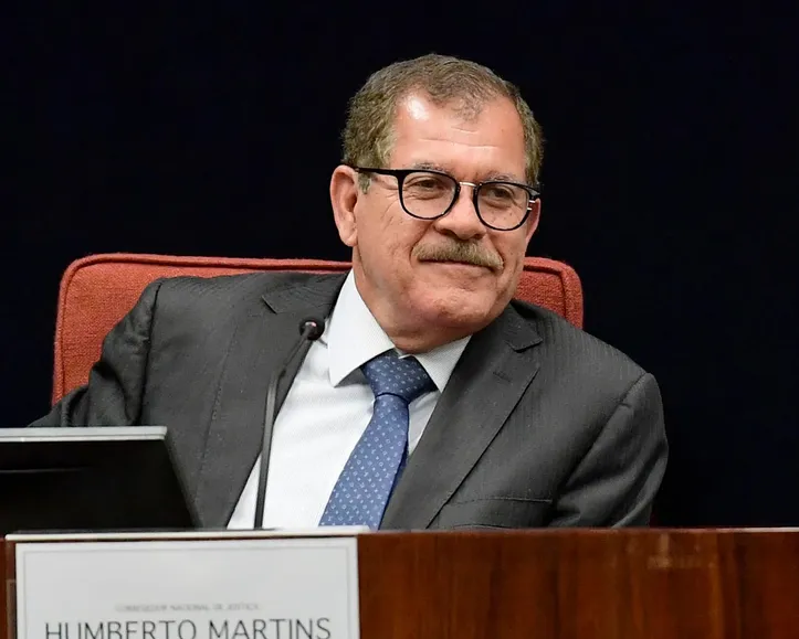 Imagem ilustrativa da imagem Ministro alagoano Humberto Martins é capa da Revista Manchete, dedicada ao Judiciário