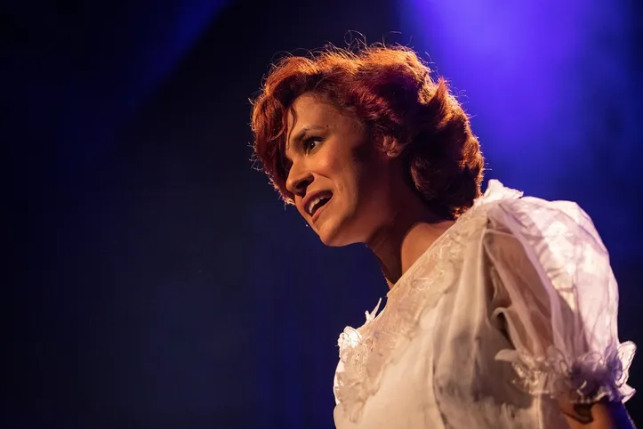 Peça estreou em 2023 e, segundo a atriz e dramaturga, traz influências de Nelson Rodrigues