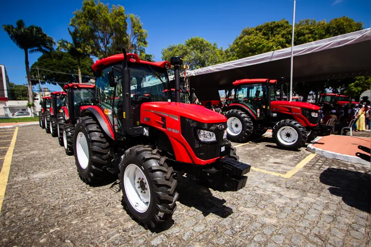 Os novos tratores vao auxiliar na agricultura em Alagoas.