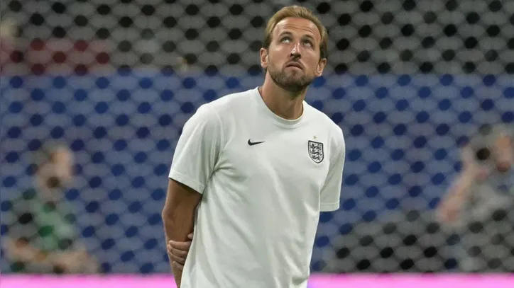 Harry Kane ficou arrasado depois que a Inglaterra sofreu dois gols nos minutos finais da partida