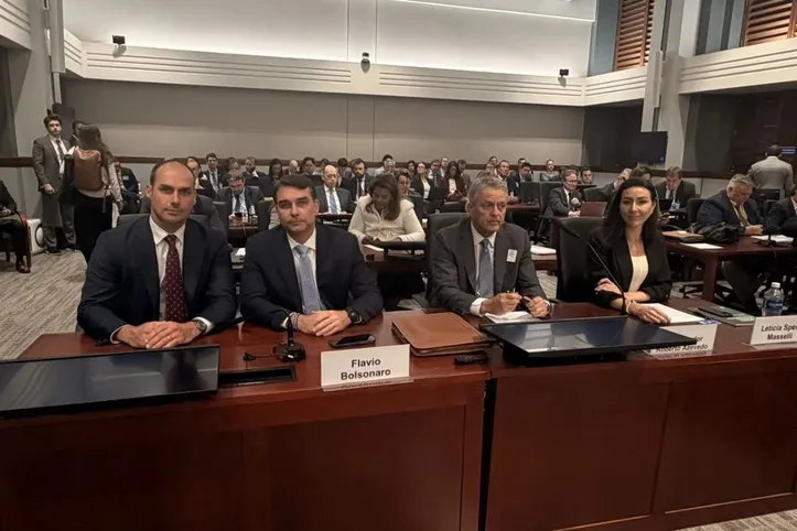 Flávio Bolsonaro estava acompanhado do irmão Eduardo