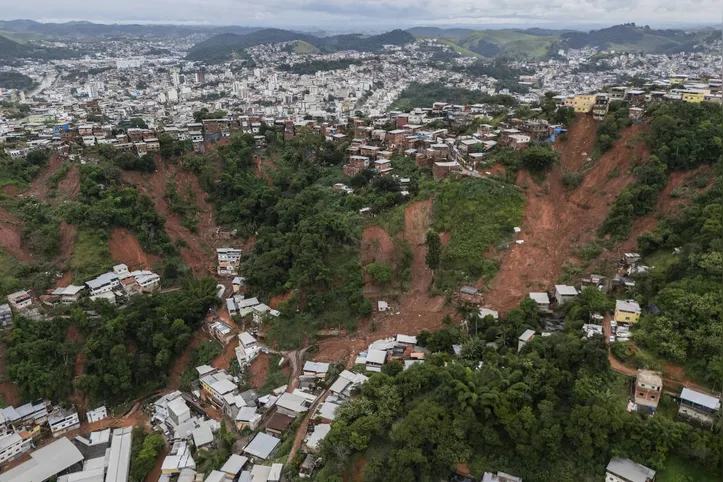Vista aérea de deslizamentos de terra no bairro de Juiz de Fora