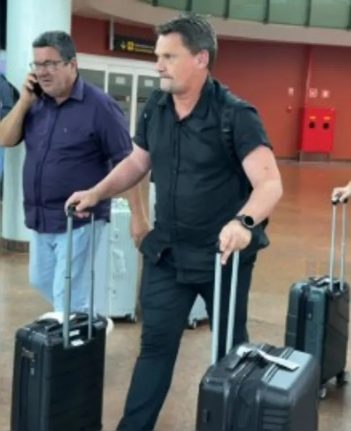 Fábio Matias (dir), ao lado de Lima Verde, no aeroporto de Maceió