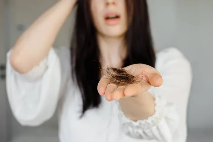 Imagem ilustrativa da imagem O que o inverno tem a ver com a queda de cabelo? Entenda essa relação