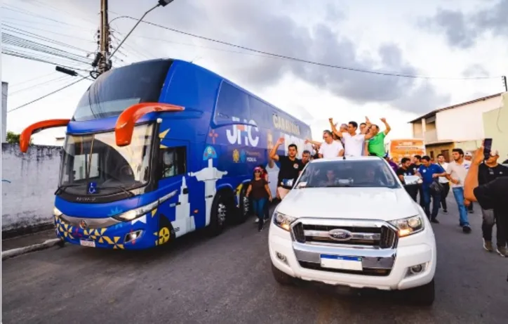 Após mudanças na identidade visual do veículo, o ônibus de campanha de JHC voltou a circular