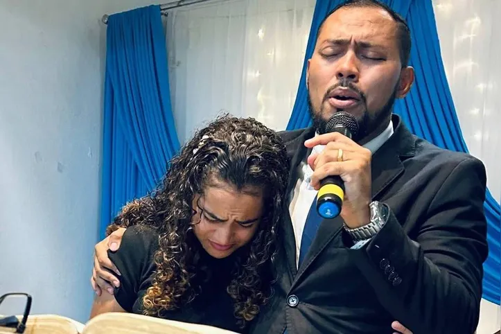 O casal Wenderson Lima de Souza, 32, e Arielly Kamila Moraes de Souza, 24, indiciados sob suspeita de estupro de vulnerável