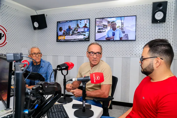 Executivo do CRB, PC Gusmão (C) em entrevista na Rádio Gazeta