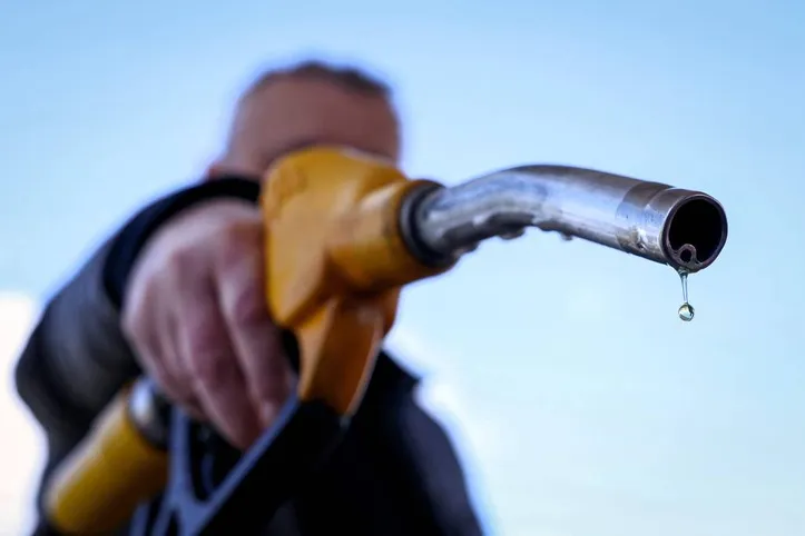 O barril Brent, referência mundial, atingiu a máxima do dia, de US$ 101,99 por volta das 15h