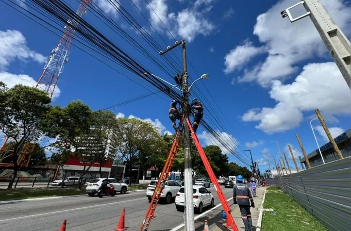 Imagem ilustrativa da imagem Projeto Poste Limpo avança na Fernandes Lima com remoção de fiação obsoleta