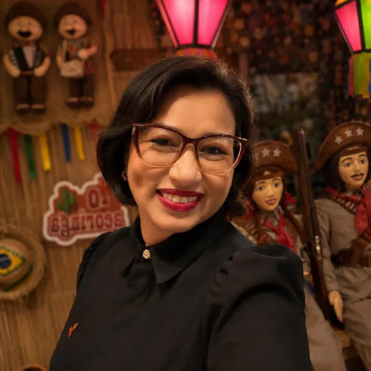 À frente da área de Comunicação e Marketing do Grupo Coringa, POLLYANNA FONSECA se destaca por transformar ideias em conexões e estratégias em resultados