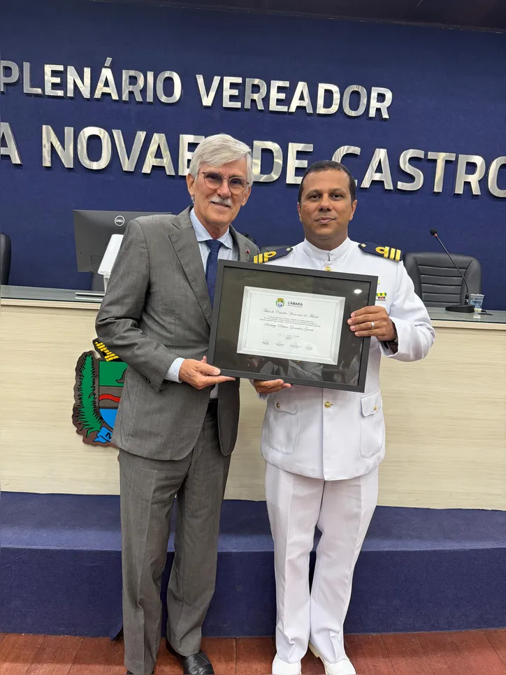 Ao lado do presidente da Associação Amigos da Marinha (Soamar), Paulo Afondo Hansen, o capitão de fragata Rodrigo Ribeiro Gonçalves Garcia, comandante da Capitania dos Portos de Alagoas, recebeu ontem da Câmara Municipal o título de Cidadão Honorário de Maceió. A honraria foi proposta pelo vereador Leonardo Dias e aprovada por unanimidade pelo Legislativo