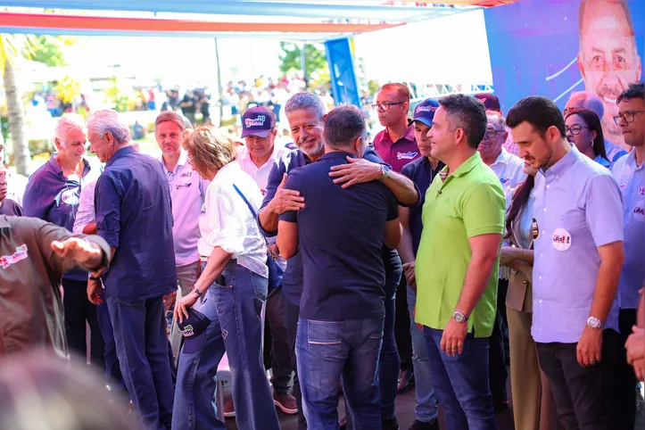 Arthur Lira abraça Renan Filho durante evento que também contou com a presença do Governador Paulo Dantas