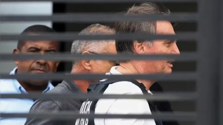 Bolsonaro cumpre uma pena de 27 anos e 3 meses de prisão