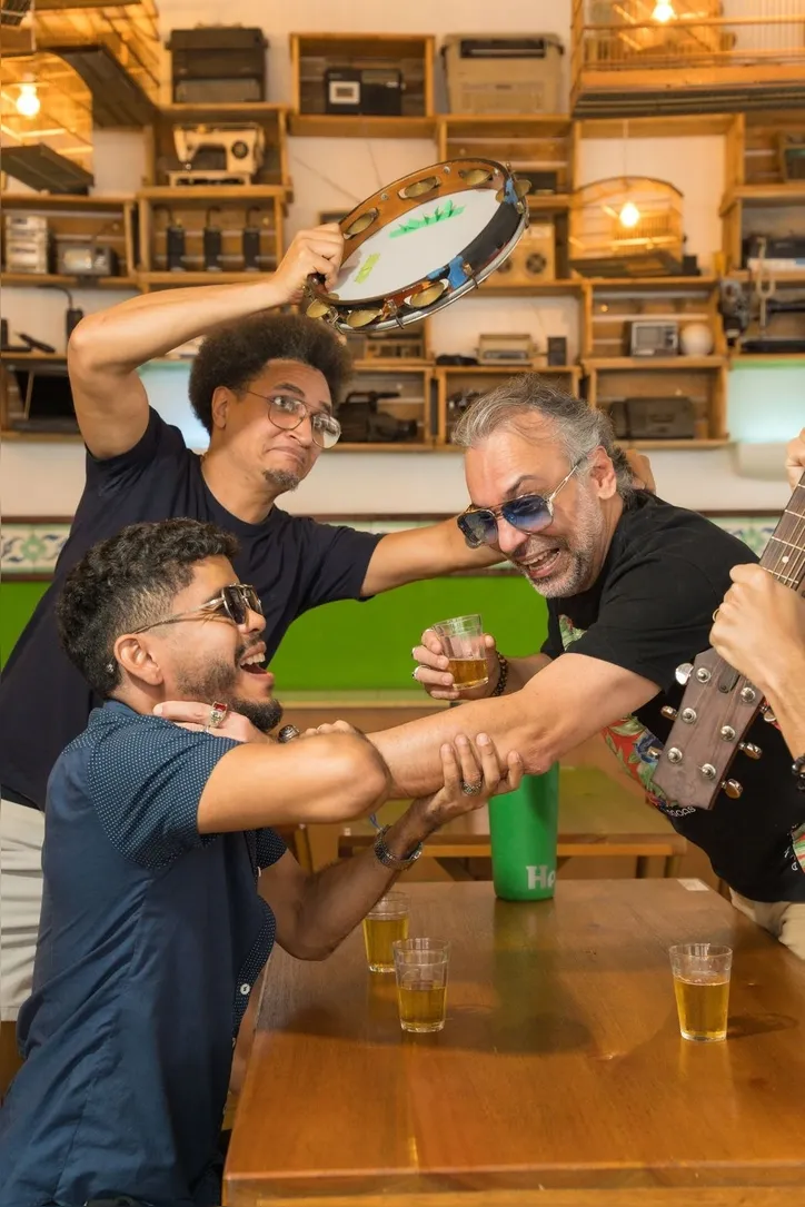 Imagem ilustrativa da imagem Samba da Periferia e Leite de Rosas e Alfazema misturam samba e brega em Maceió