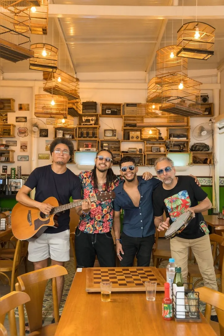 Imagem ilustrativa da imagem Samba da Periferia e Leite de Rosas e Alfazema misturam samba e brega em Maceió
