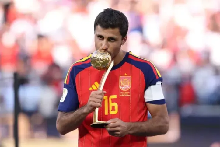 Rodri beija o troféu da Copa do Mundo após a vitória da Espanha
