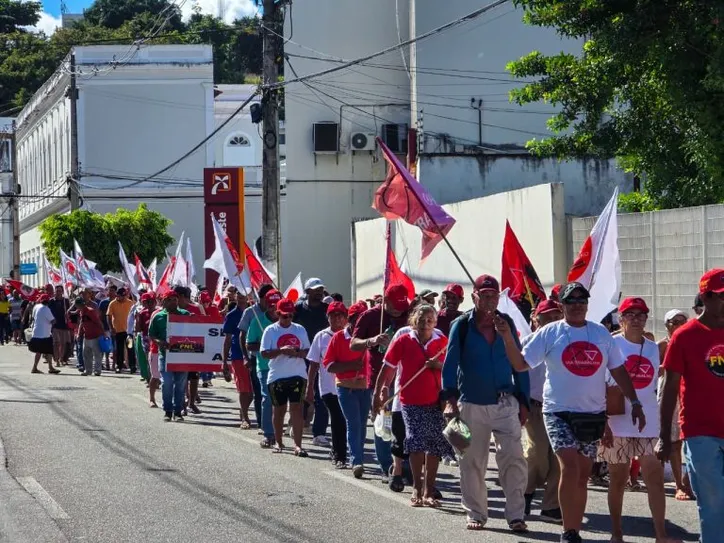 Trabalhadores rurais marcham pelas ruas do centro de Maceió