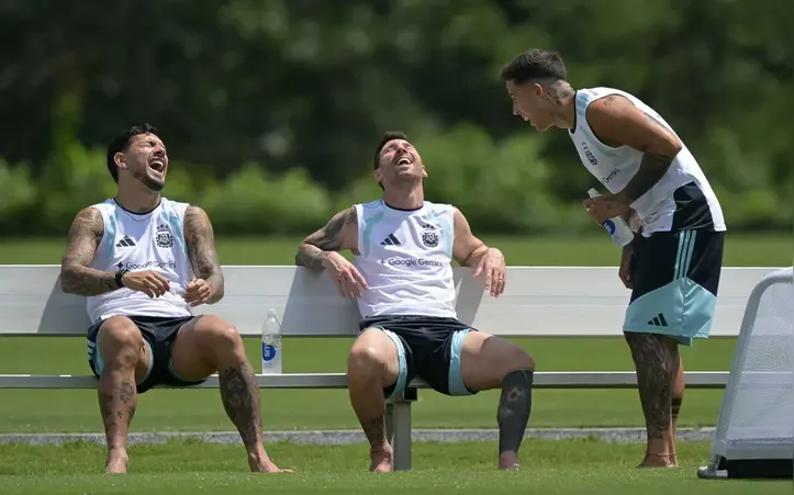 Messi sorri com Paredes e Enzo Fernández durante treinamento