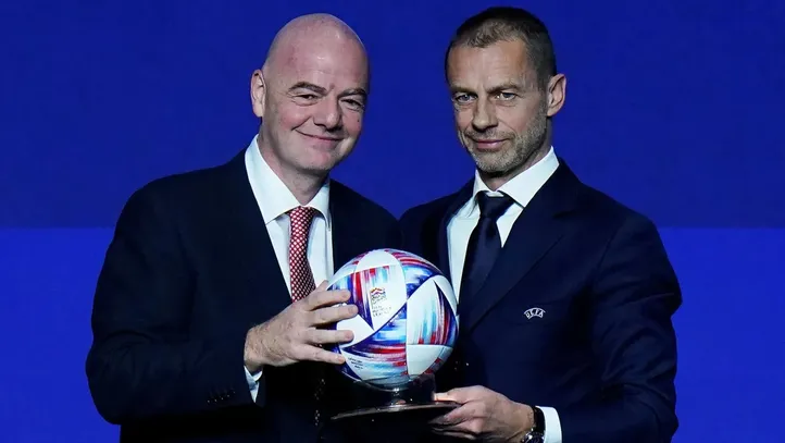 Presidentes da Fifa (E) e Uefa (D) estão em rota de colisão