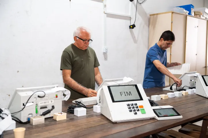 Imagem ilustrativa da imagem Urnas eletrônicas em AL passam por testes de desempenho e confiabilidade dos equipamentos