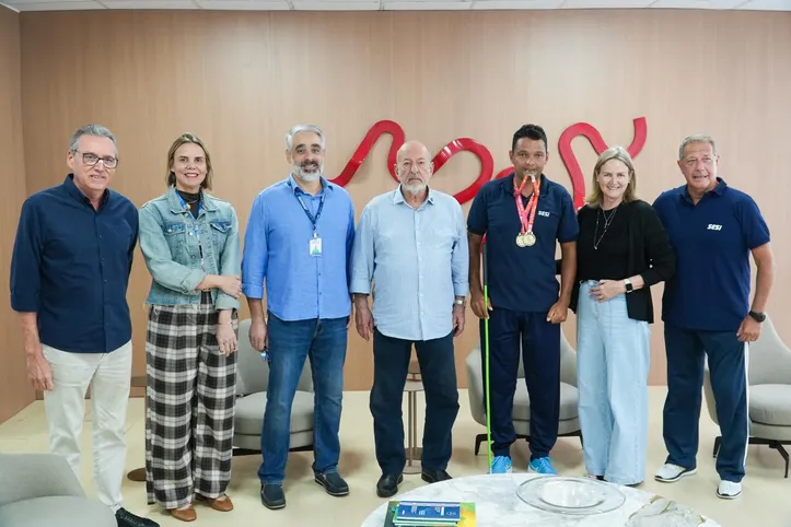 William Costa (com medalha) ao lado de José Carlos Lyra