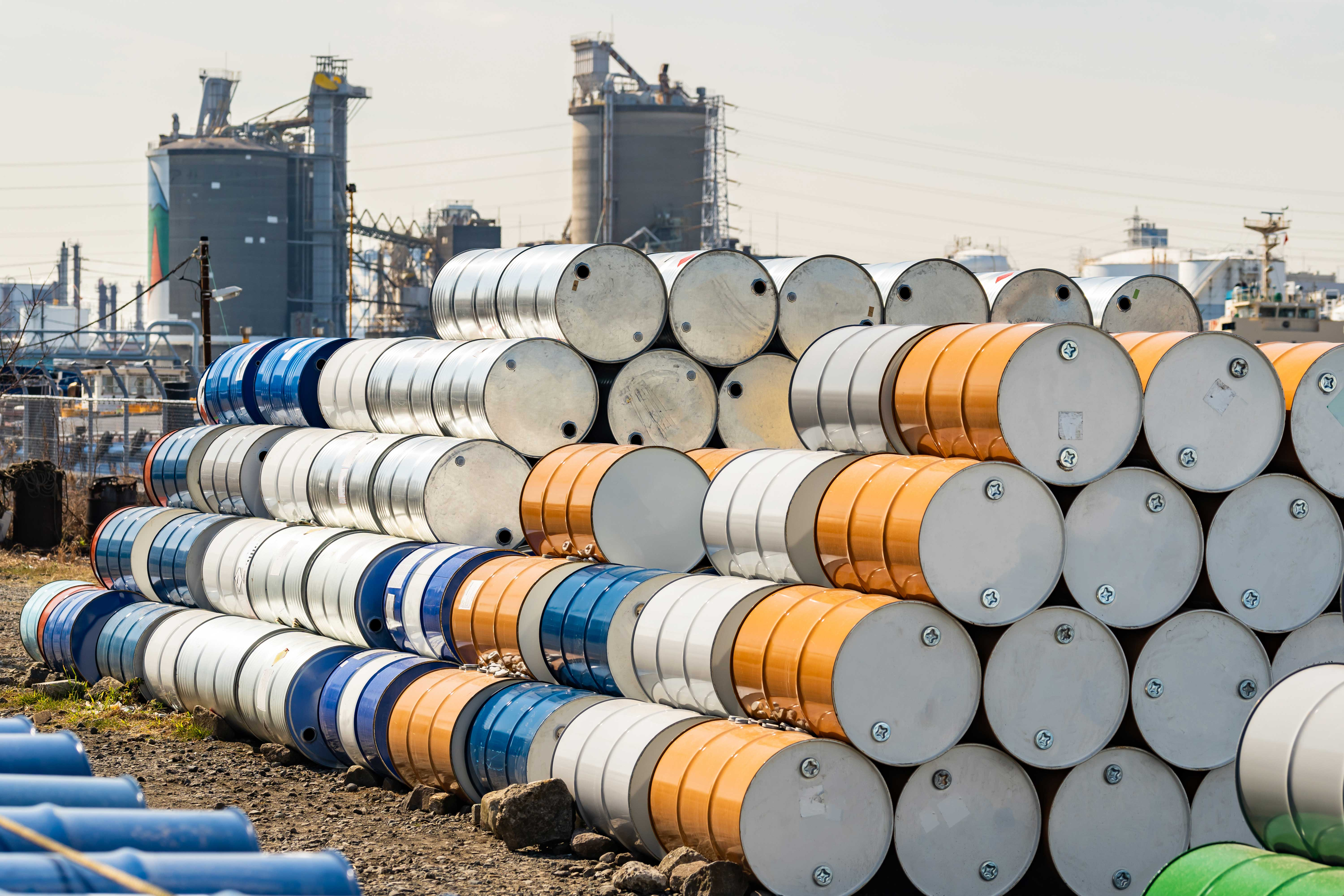 Preço do petróleo dispara mais de 8% e supera US$ 80