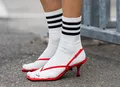 Meia com sandália conquista o street style