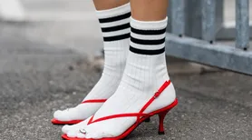 Meia com sandália conquista o street style
