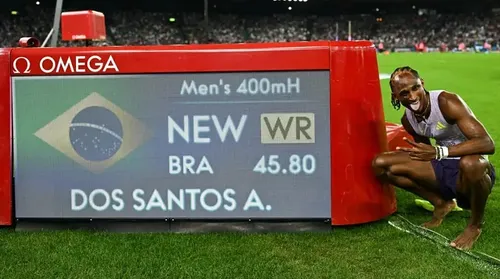 Alison dos Santos bate recorde mundial dos 400m com barreiras - Imagem