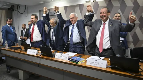 Comissão aprova fim da escala 6x1 e votação vai ao plenário do Senado - Imagem