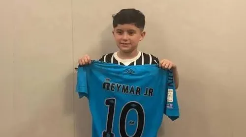 Ele ganhou a camisa; adultos perderam a vergonha - Imagem