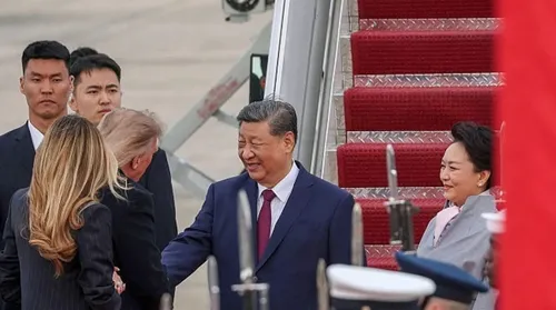 Em gesto raro, Trump recebe Xi Jinping em pista de aeroporto - Imagem