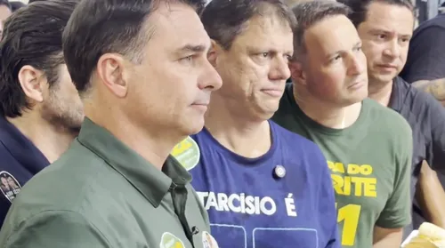 Flávio e Tarcísio erguem imagem de Nossa Senhora Aparecida durante ato em São Paulo - Imagem