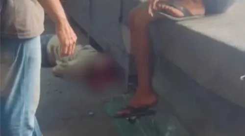 Jovem é assassinado a tiros entre barracas na Feira do Rato em Maceió - Imagem