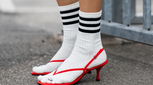 Meia com sandália conquista o street style - Imagem